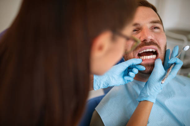 dentista en dientes del paciente buscando ambulante - ambulant patient fotografías e imágenes de stock
