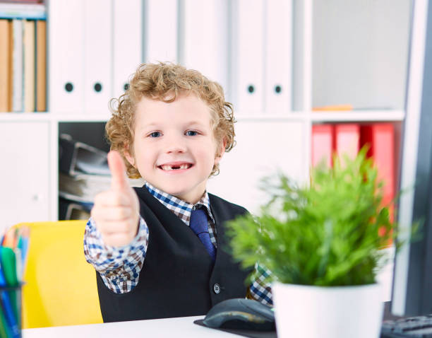 istock Little boy showing thumb up looking into the camera and smiling 959508734