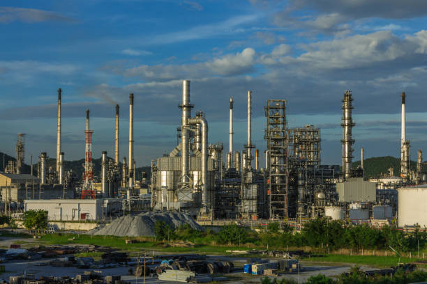 istock Refinery tower in petrochemical industrial with cloudy sky 959513200