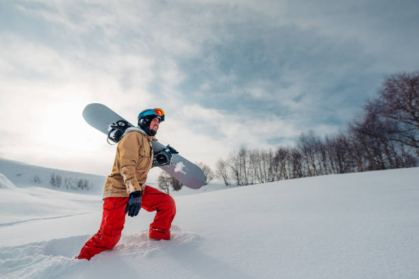 istock sportsman go with sowboard equpment 959513370