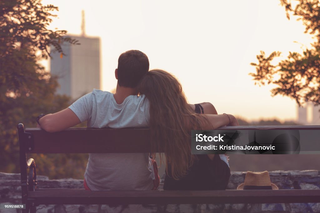 Pareja De Enamorados Concepto De Amor Foto de stock y más banco de imágenes de Enamorarse - Enamorarse, Parejas, Banco - Asiento - iStock Pareja De Enamorados Concepto De Amor Foto de stock y más banco de imágenes de Enamorarse - Enamorarse, Parejas, Banco - Asiento - iStock