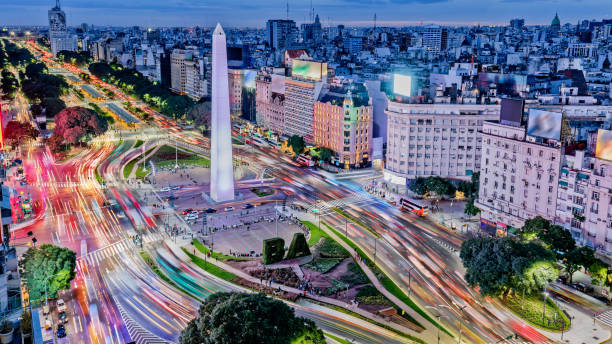 argentina buenos aires in centro con auto a traffico notturno intorno all'obelisco - argentina foto e immagini stock