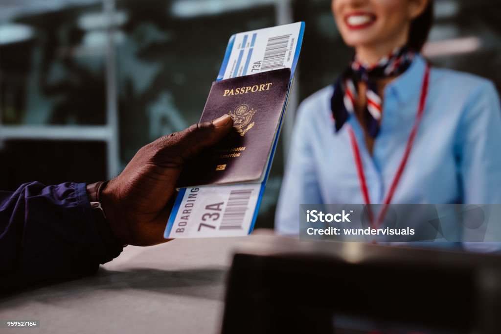 Mann pass im Besitz Pass und boarding am Airline check-in-Schalter - Lizenzfrei Reisepass Stock-Foto