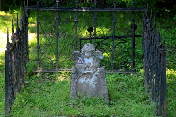 istock Small Angel - Old Tombstone 959527214