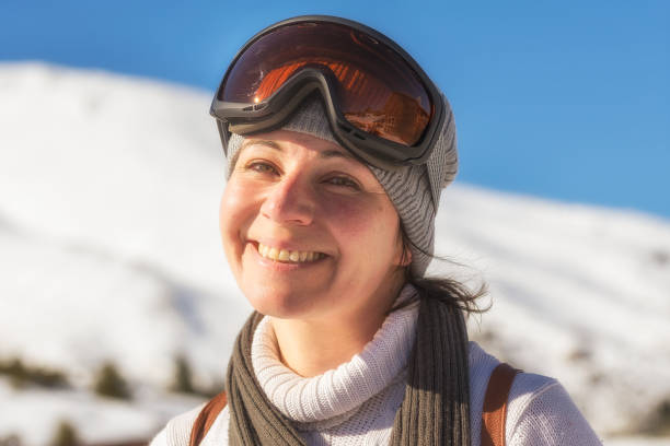 istock Woman smiling against a snowy background. 959527358