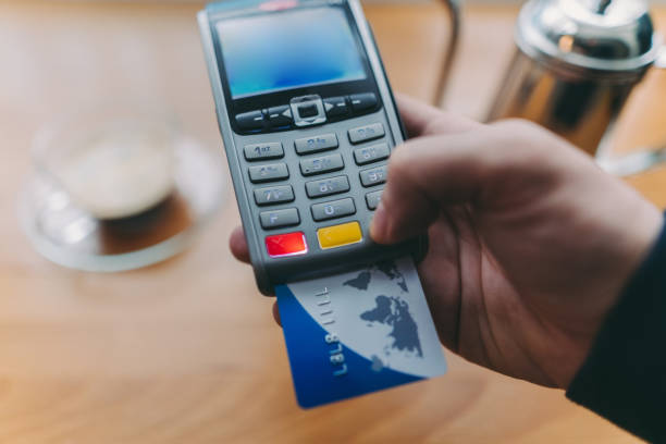 istock Customer paying with credit card in cafe 959533022