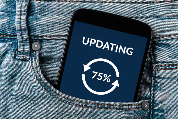 istock Update concept on smartphone screen in jeans pocket 959550620