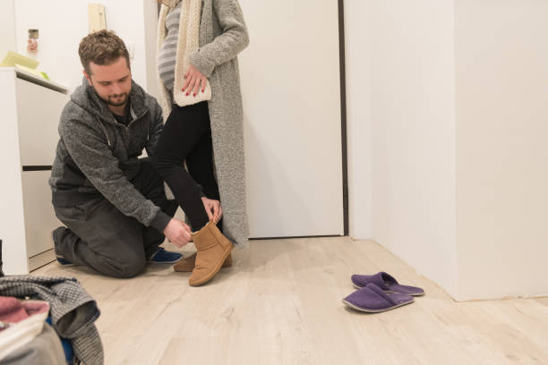 pareja embarazada en un nuevo hogar - couple dependency standing men fotografías e imágenes de stock