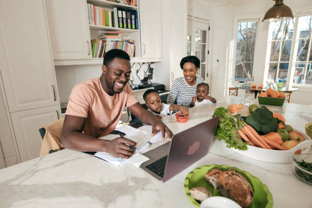 gestión financiera - home finances couple computer african ethnicity fotografías e imágenes de stock