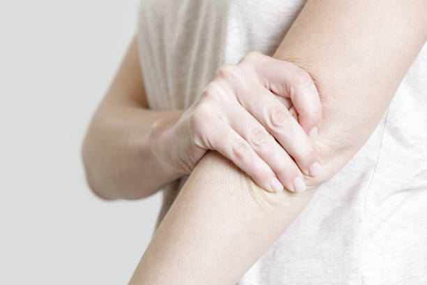 istock Woman holding her elbow 959559258