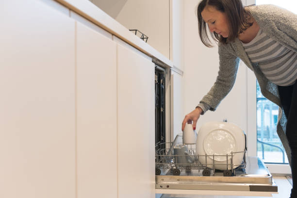 istock Pregnant woman washing dishes 959559290