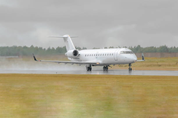 작은 비행기는 공항에서 비 동안 젖은 활주로에 착륙. - runway airport rain wet 뉴스 사진 이미지