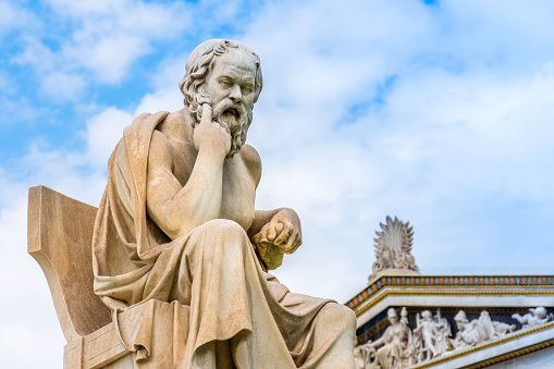 Antigua estatua de mármol del gran filósofo griego Sócrates en el fondo el azul del cielo photo