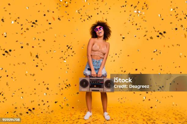 Che La Festa Inizi A Figura Intera Di Giocoso Pazzo Divertente Eccitato Allegro Con Pelle Di Bronzo Patrybotch Tiene Retrò Vecchio Stile Boombox Organizzando Una Festa Isolato Su Sfondo Giallo - Fotografie stock e altre immagini di Musica