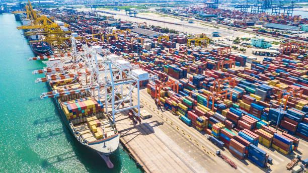 luftaufnahme des tiefwasserhafens mit frachtschiff und container - singapore shipping cargo container nautical vessel stock-fotos und bilder