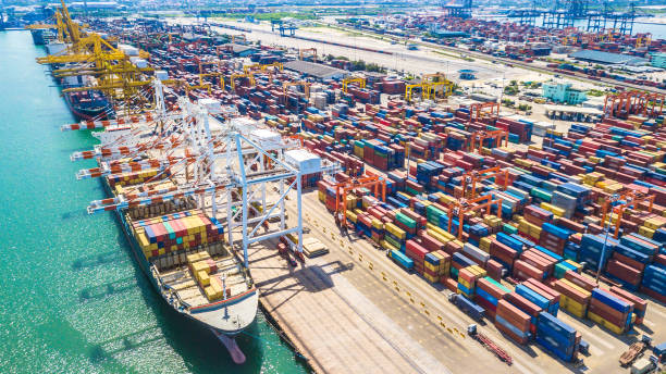 vista aérea do porto de águas profundas com a nave de carga e contêiner - porto comercial - fotografias e filmes do acervo