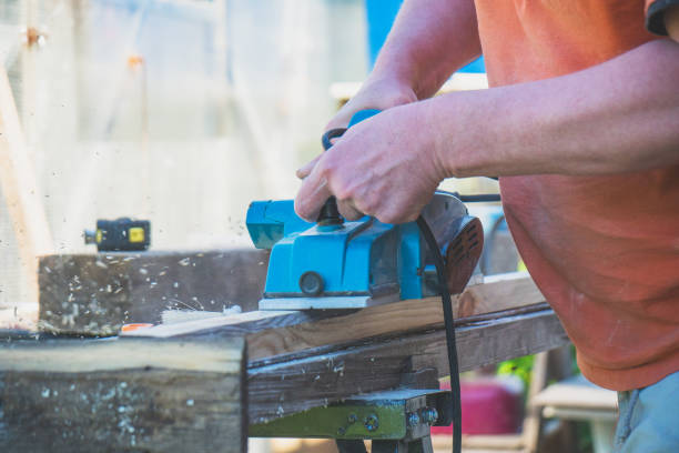 istock Handyman using polish machine outdoors 959598058