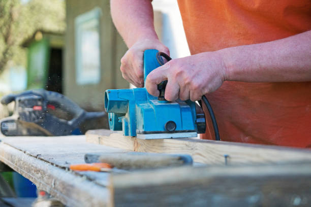 istock Handyman using polish machine outdoors 959598062