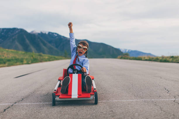 若いビジネス少年 wins 行くカート レース - go cart ストックフォトと画像