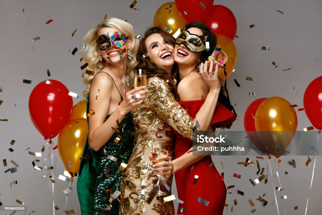 Celebración Del Año Nuevo Chicas Hermosas En Vestidos De Fiesta Foto de  stock y más banco de imágenes de A la moda - iStock