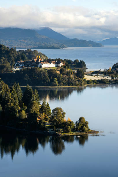 озеро науэль хуапи, патагония аргентина, недалеко от барилоче - south america argentina bariloche autumn стоковые фото и изображения