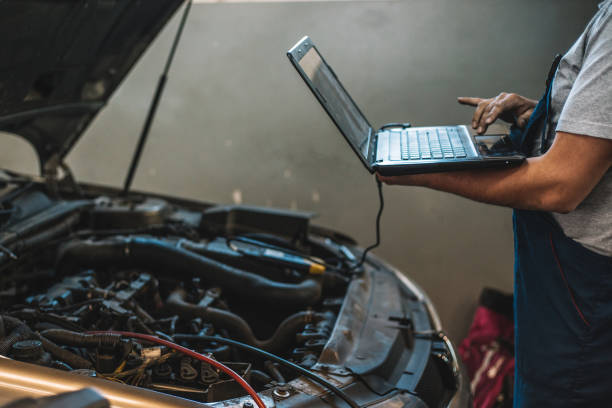 bei auto-service - diagnosehilfe stock-fotos und bilder