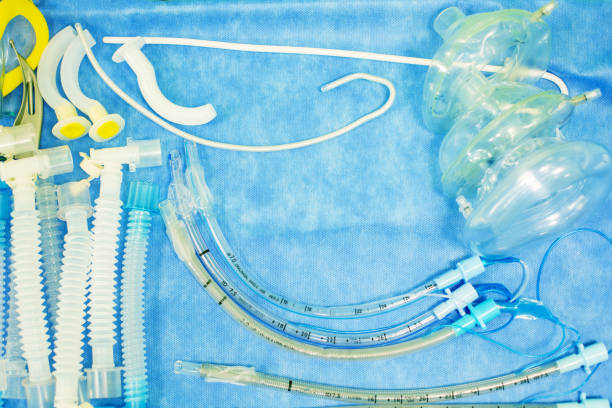 設定のツール intubation tracheas - gauze scalpel surgeon healthcare and medicine ストックフォトと画像