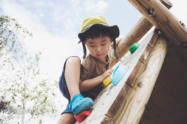 bouldering 재생 소년 - child childhood recreational pursuit one person 뉴스 사진 이미지