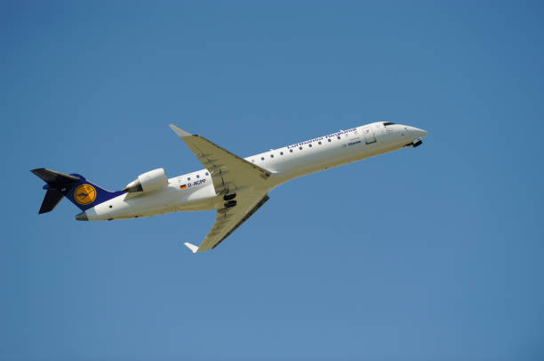 самолет bombardier crj700 немецкой авиакомпании lufthansa при взлетах из аэропорта мюнхена, германия - crj 700 стоковые фото и изоб�ражения