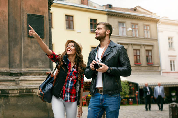 istock Tourist Couple Traveling And Enjoying Architecture 959617822