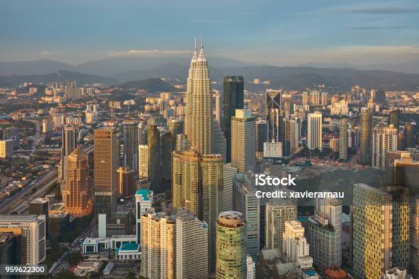 Kuala Lumpur En El Día Foto de stock y más banco de imágenes de Aire libre - Aire libre, Alto - Descripción física, Arquitectura