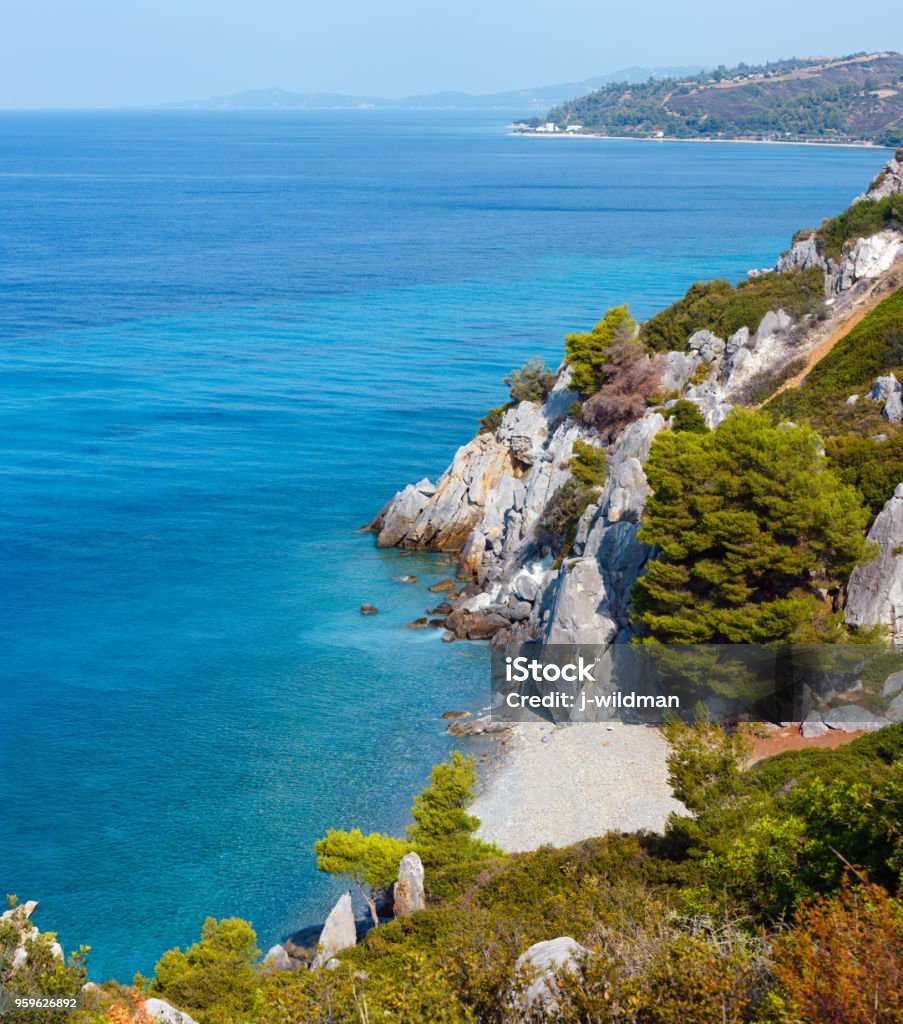 Costa del mar del verano (Halkidiki, Grecia). - Foto de stock de Mar Egeo libre de derechos