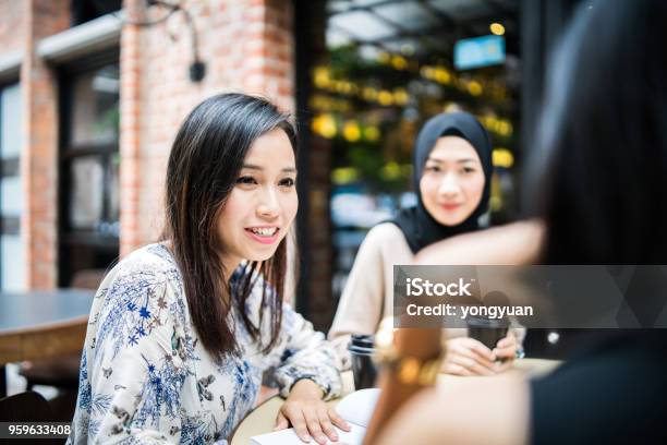 Multietnica Niñas A Tener Una Reunión Foto de stock y más banco de imágenes de 20 a 29 años - 20 a 29 años, Adulto, Adulto joven