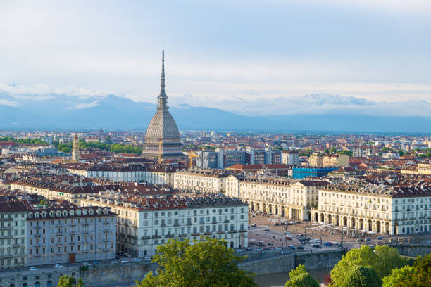 skyline de turin au coucher du soleil, torino, italie, panorama vue urbaine avec la mole antonelliana au-dessus de la ville. superbe ciel coloré léger et dramatique. - southern europe western europe number of people local landmark photos et images de collection