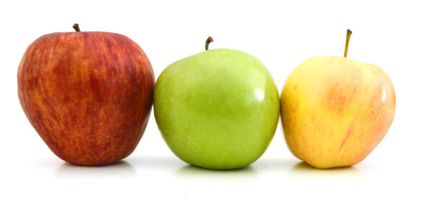 verde, amarelo e vermelho de maçãs isolado no fundo branco - apple granny smith apple three objects green - fotografias e filmes do acervo