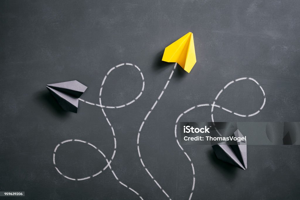 Avião de papel no quadro-negro - amarelo conceito de Origami - Foto de stock de Decisão royalty-free