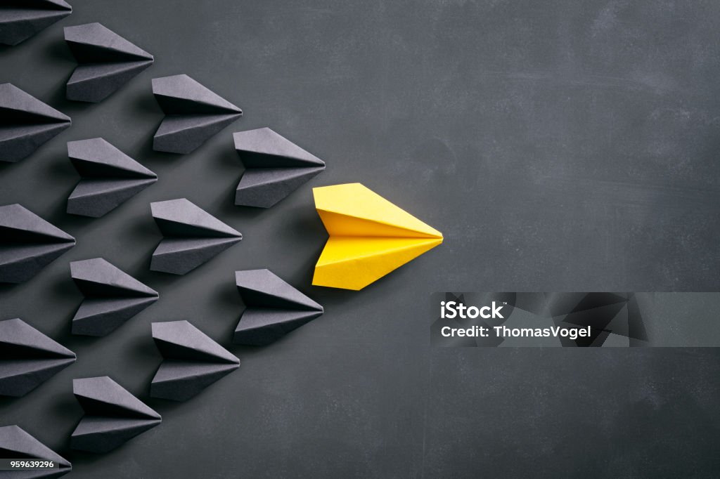 Avion en papier sur tableau noir - Origami Concept jaune - Photo de Ordre libre de droits