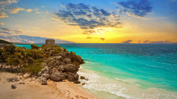 карибский пляж на скале в тулуме на закате - mayan riviera стоковые фото и изображения