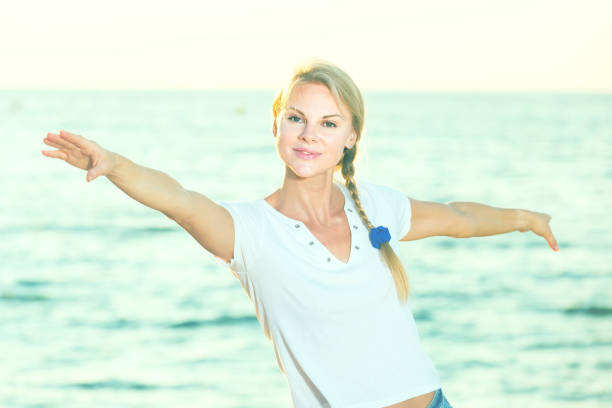 istock Female 25-35 years old is doing excercises on endurance 959642422