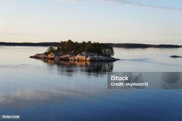 Foto de Pequena Ilha Rochosa No Arquipélago De Turku Na Finlândia No Mar Ao Pôr Do Sol e mais fotos de stock de Turku