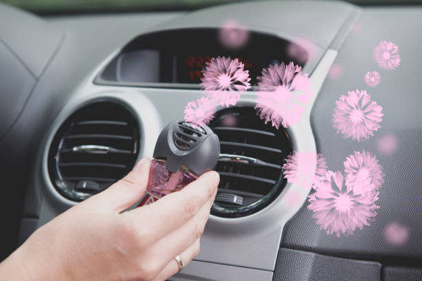 車の空気清浄、換気パネルにマウントされています。 - 芳香剤 ストックフォトと画像