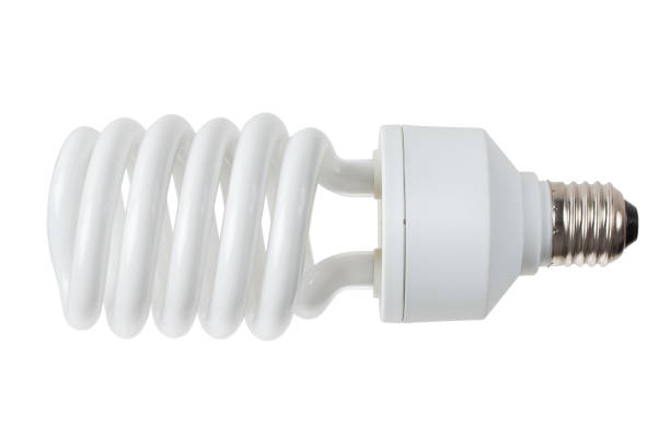 lampadina a risparmio energetico isolata su sfondo bianco. tracciato di ritaglio. - compact fluorescent lightbulb foto e immagini stock