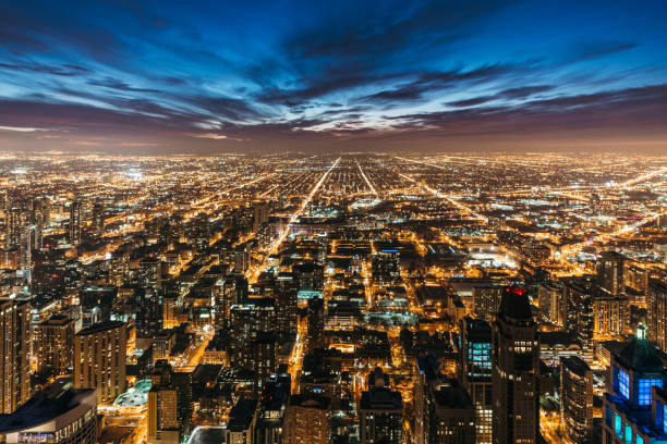 skyline di chicago di notte - chicago aerial foto e immagini stock