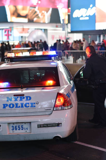 oficer nypd wsiada do samochodu drużyny na times square - times square flash zdjęcia i obrazy z banku zdjęć