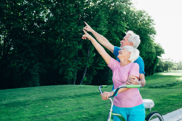 istock caucasian elderly couple pointing hand to side 959682754
