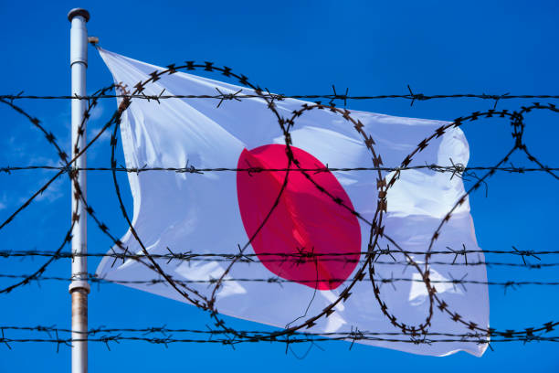 японская граница с флагом японии и колючей проволокой - national flag flag global communications sky стоковые фото и изображения