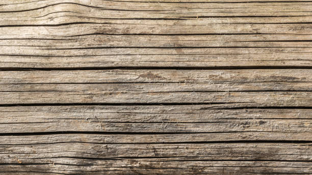 古いドライの質感風化割れた木材、ログ、クローズ アップの抽象的な背景の繊維に沿って亀裂 - wood rustic close up nail ストックフォトと画像