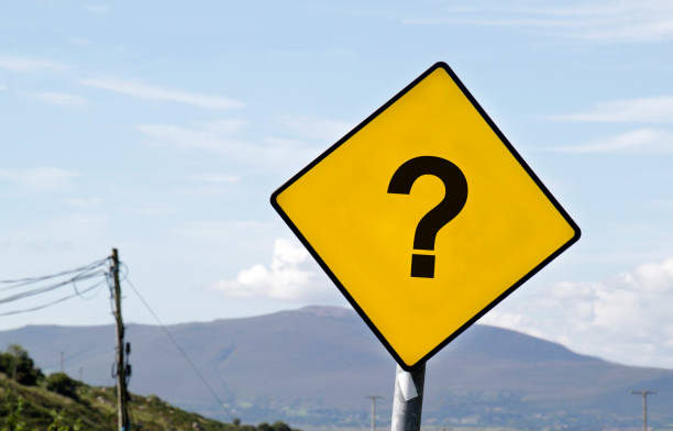 istock Yellow road sign with question mark 959711544