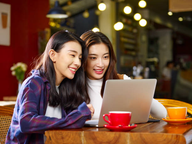 young asian women using laptop in coffee shop - chinese ethnicity student china asian ethnicity imagens e fotografias de stock