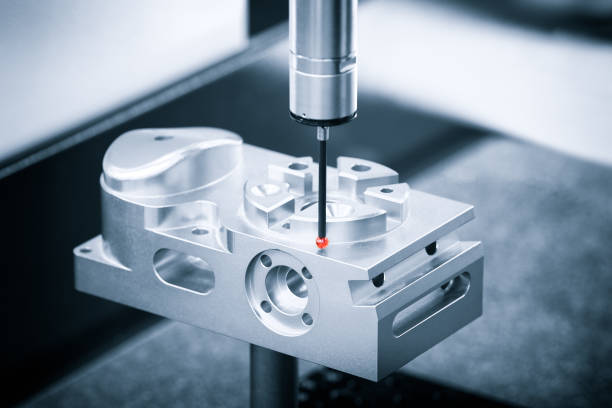 operador inspeção dimensão peças metálicas por cmm após processo na fábrica industrial de usinagem. - accuracy instrument of measurement measuring quality control - fotografias e filmes do acervo